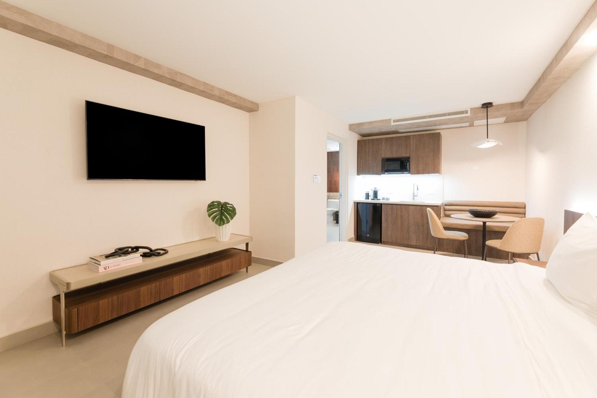 Deluxe Queen Room